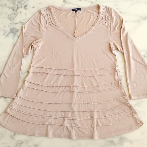 NWOT. GAP 100% Rayon Loose Fit V-Neck Top with bottom design and 3/4 sleeve. - Picture 3 of 5